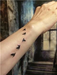 Bilekte Uçan Kuşlar Dövmesi / Flying Birds Tattoo