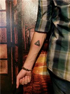 Penrose İmkansız Üçgen Dövmesi / Penrose Triangle Tattoo