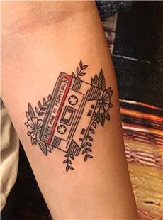 Kaset ve iekler Dvmesi / Cassette Tape and Flowers Tattoo