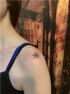 Omuz Bana Minimal Kar Tanesi Dvmesi / Minimal Snowflake Tattoo