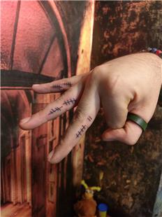 Yaş için Parmaklara Çentik Dövmesi / Notch Tattoo on Fingers