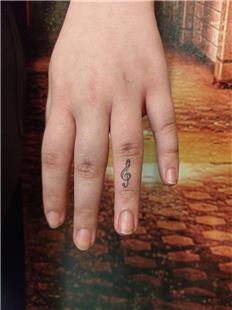 Parmak zerine Sol Anahtar Dvmesi / G Key Music Tattoo on Finger