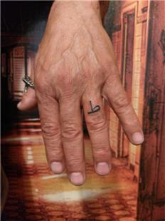 Parmağa Osmanlıca T Harfi Dövmesi / Ottoman Letter Tattoo on Finger