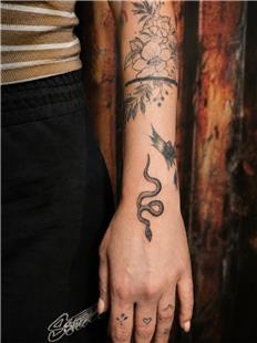 El �zerine Y�lan D�vmesi / Snake Tattoo on Hand