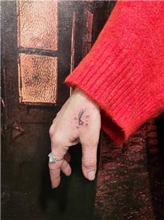 El zerine Yldzlar Dvmesi / Star Tattoos on Hand