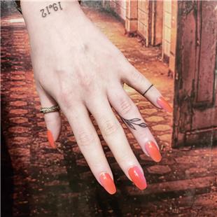 Parmak Dal Yaprak izgi Dvmesi / Leaf and Line Finger Tattoo