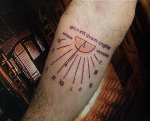 Latince Serius Est Quam Cogitas Vakit Sandndan da Ge Anlamnda Roma Dnemi Gne Saati Dvmesi / Sundial Tattoo
