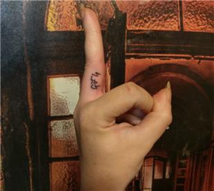 Parmağa GFY Harfleri Dövmesi / Go Fuck Yourself Finger Tattoo