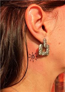Boyuna Minimal Spiral Gne Sembol Dvmesi / Spiral Sun Tattoo on Neck